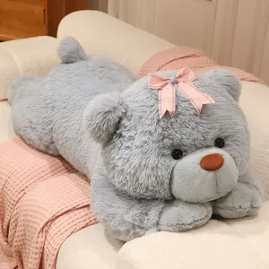 Oso de peluche gris gigante, tierno animal de peluche acostado con lazo rosa, almohada suave.