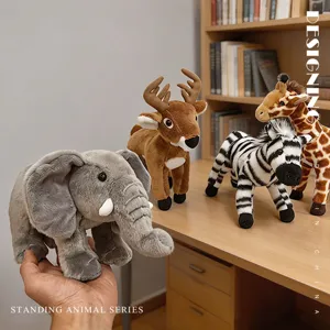 Peluches d'animaux de la foret debout avec jolies poupees elephant, cerf, zebre et girafe.
