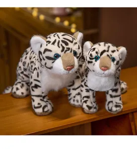 Vista detallada de lindos juguetes de peluche de leopardo de las nieves en estante de madera, suave.