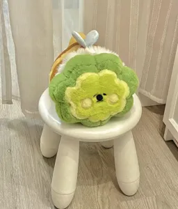 Dettaglio giocattolo peluche ape fiore carino, cuscino morbido bambola per regalo.