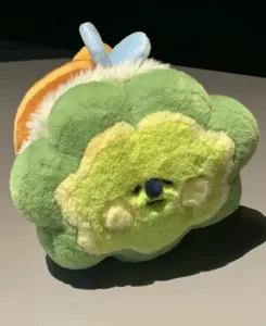Primo piano dettagliato del simpatico peluche ape verde, con consistenza morbida e faccia buffa.