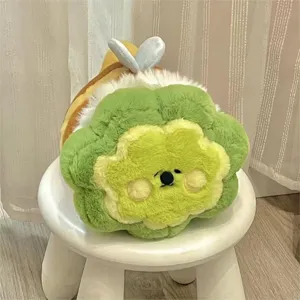 Vista ravvicinata del simpatico peluche ape fiore verde con tessuti morbidi e dettagli fini.