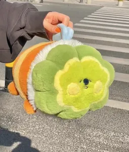 Primo piano dettagliato di un simpatico e divertente peluche ape, morbida bambola all'aperto.