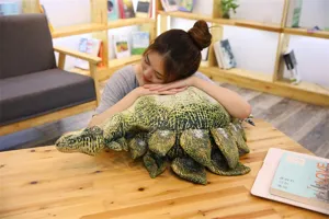 Vue détaillée d'un grand coussin en peluche dinosaure de simulation dans un décor.