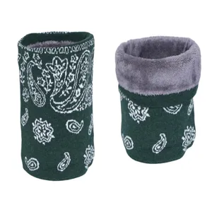 Vue détaillée du tour de cou en tricot doublé polaire d'hiver au motif cachemire classique.