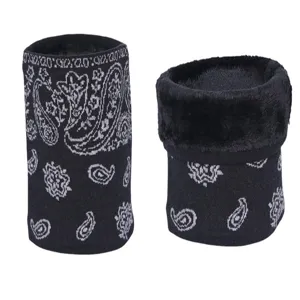 Vue détaillée du tour de cou en tricot doublé polaire d'hiver avec motif cachemire.