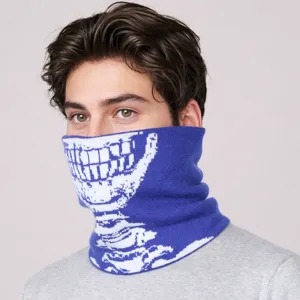 Detailopname van de blauwe gebreide nekwarmer met een wit schedelbotmotief voor de winter.