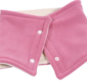 Caldo scaldacollo in pile doppio strato rosa con bottoni a pressione, dettaglio invernale.