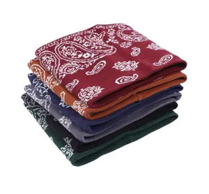 Détail tour de cou tricoté d'hiver, motif cachemire doublé polaire, écharpe bien chaude.