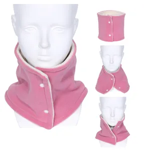 Vista ravvicinata dettagliata dello scaldacollo in pile doppio rosa con bottoni a pressione.