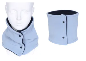 Scaldacollo in pile a doppio strato azzurro con bottoni a pressione per la stagione fredda.