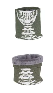 Gedetailleerd overzicht van winter fleece gevoerde gebreide nekwarmer schedel print.