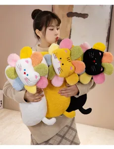 Gedetailleerd overzicht van schattig bloem kat pluche kussen vastgehouden door model, speelgoed.