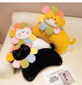 Detail van schattig kattenpluche kussen met zacht materiaal en kleurrijke bloemenkraag.