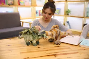 Vue détaillée de dinosaures en peluche réalistes, animaux en tissu doux pour cadeaux d'enfants.