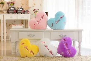 Buntes leuchtendes herzförmiges Plüschkissen mit LED-Lichtern, weiches Material, Geschenk.