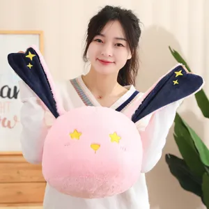 Adorable oreiller en peluche lapin étoilé, grand jouet en peluche rose avec oreilles bleues et étoiles.
