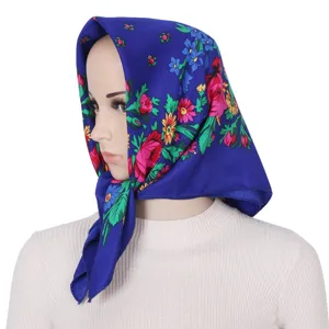Gedetailleerd overzicht van de blauwe etnische bloemenhoofddoek met levendige patronen op katoen.