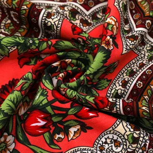 Bufanda cuadrada con estampado floral etnico vintage ruso en exhibicion plegada