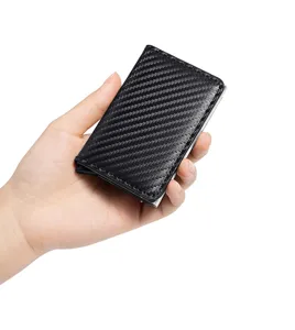 Nahaufnahme des in der Hand gehaltenen Carbonfaser-Kartenetuis mit Pop-up-Funktion und Details.