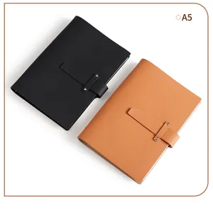 Detalle de cuaderno de cuero A5 con cubiertas de diario de negocios negras y marrones.