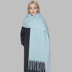 Detailansicht des dicken warmen unifarbenen Mohair Winterschal Schals getragen vom Model.
