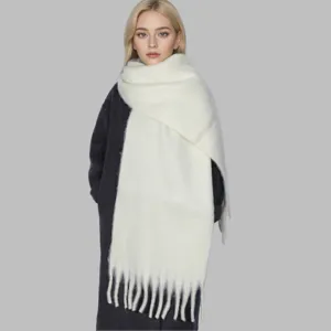 Nahaufnahme des weissen flauschigen Mohair Winterschals mit weichen Fransen und Textur.