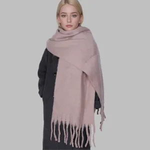 Dicker Mohair Winterschal Detail, weiche rosa Pluesch Textur mit Fransen, kuschelig warm.