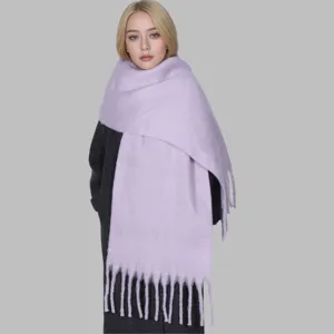 Detailansicht eines dicken kuscheligen Damen-Winterschals aus einfarbigem Mohair mit Fransen.