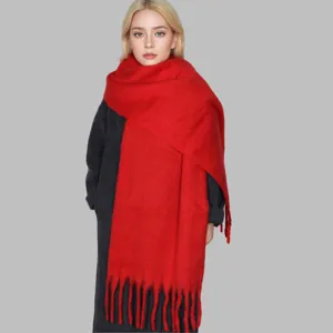 Nahaufnahme eines roten Mohair-Fransenschals, kuschelig weich und warm für kalte Wintertage.
