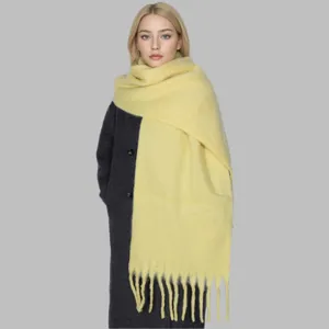 Detailansicht Damen Herbst Winter gelber Mohair Schal kuschelig dicker weicher Fransenschal
