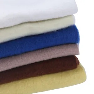 Dicker weicher Bouclé Mohair unifarbener warmer Schal Detailansicht für Damen im kalten Winter.