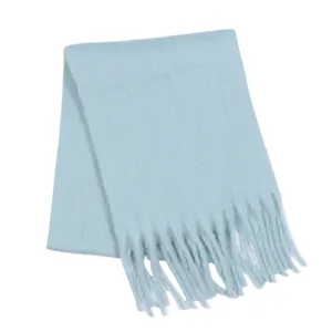 Hellblaue Winter Plüsch Quasten Schal Detail zeigt weiche Textur Stoff und saubere Fransen.