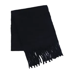 Klassischer einfarbiger schwarzer Winterschal mit Fransen, warmes und kuscheliges Accessoire.