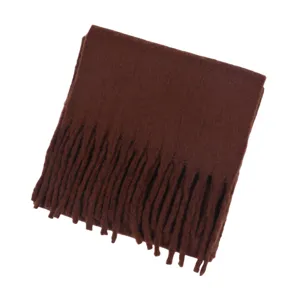 Nahaufnahme eines einfarbigen braunen Winterschals mit Fransen, warme Stricktextur für kalte Tage.