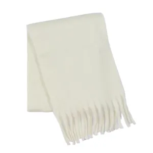 Detailansicht des eleganten, einfarbigen Mohair-Winterschals mit zarten Fransen.
