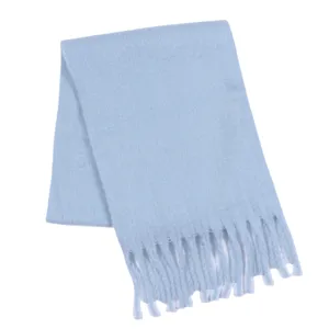 Hellblaue Winter Strick Mohair Schal Detail, weiche Textur und elegantes Quasten Design.