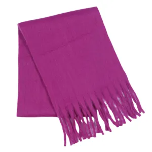 Nahaufnahme des weichen fuchsiafarbenen Winterschals mit gemütlicher Mohair-Textur und Fransen.