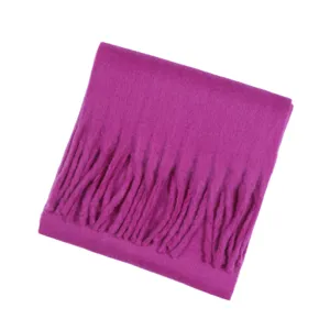 Weiches magenta Winter Schal Detail, warme Fransen Mohair Strick Schal Textur fur kalte Tage.
