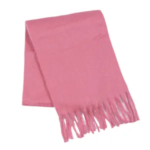 Detaillierte Nahaufnahme des weichen rosa Winterschals mit feinen Fransen für Damen.