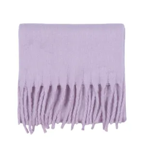 Detailaufnahme des weichen lavendelfarbenen Winterschals Fransen Textur Plüsch warm gemütlich