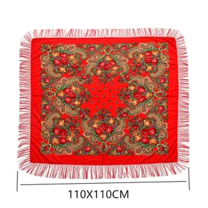 Vue détaillée du châle carré à franges florales ethniques avec un superbe motif rouge vintage.