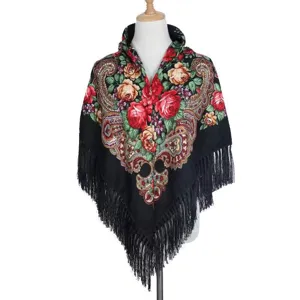 Scialle foulard con stampa floreale etnica e frange, fondo nero con rose rosse e motivo cachemire.
