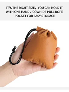 Braunes Mini-Kordelzug-Münzetui aus Leder im Detail, tragbare Einhandspeicher-Tasche.