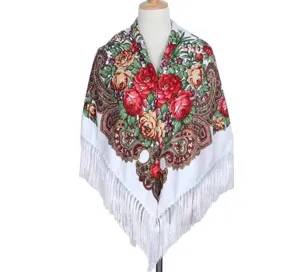 Dettaglio della sciarpa quadrata floreale stile russo, elegante scialle bianco con frange.