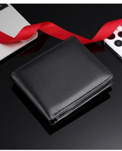 Primo piano di un elegante portafoglio da uomo in pelle nera su superficie riflettente.
