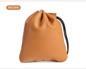 Detailansicht des Kordelzugbeutels aus Echtleder, weiche Rindsledertasche mit schwarzem Band.