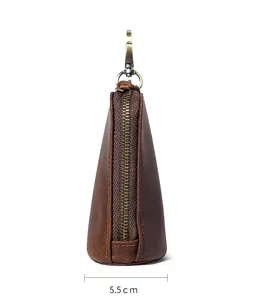 Vue détaillée de la pochette à clés en cuir crazy horse véritable avec fermeture et crochet.