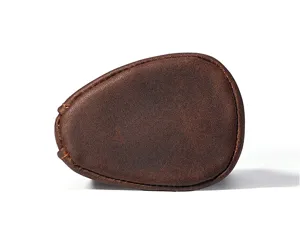 Vue détaillée du bas de l'étui à clés en cuir véritable avec coutures fines et élégantes.