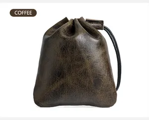 Nahaufnahme des vintage braunen Leder Kordelzugs, perfekt für Schmuck und Münzen.
